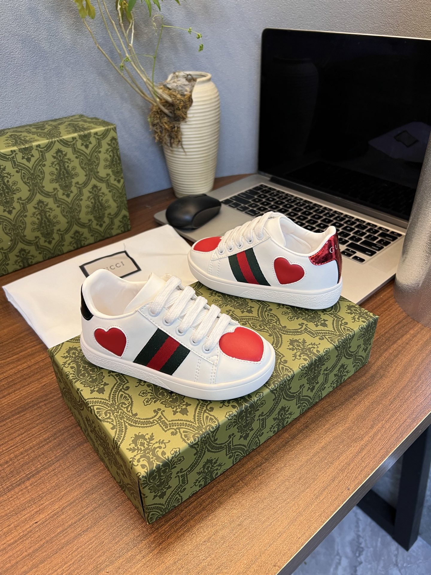 Children's shoes child